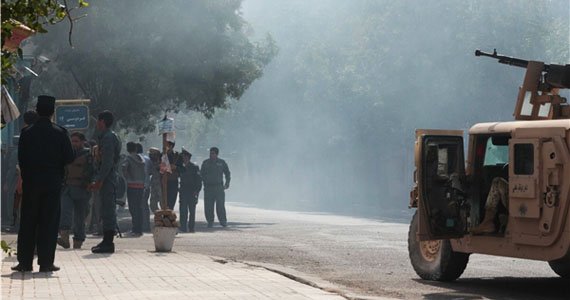 نظامیان افغان با مهاجمان در ساختمان کنسولگری هند درگیر هستند