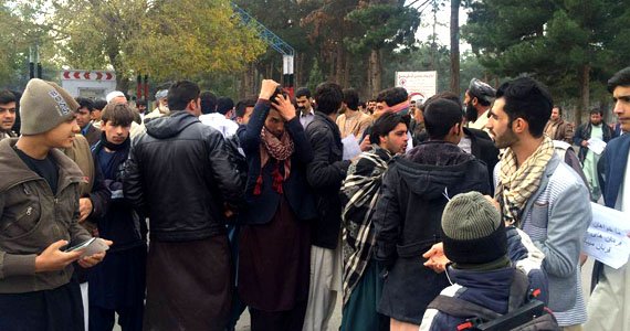 اعتراض باشندگان کرخ در مقابل درب ولایت هرات