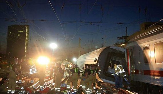 تصادف ۲ قطار در آلمان ۱۵۴ کشته و زخمی برجا گذاشت