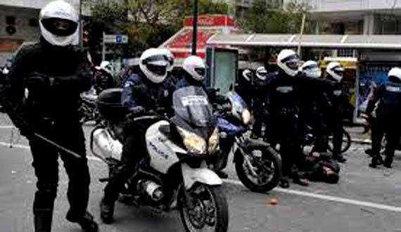 سه تن به گمان تلاش قاچاق اسلحه در یونان بازداشت گردیدند