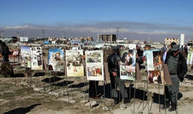 نمایشگاه خیابانی هزار لبخند به صلح و نفرت از جنگ در کابل برگزار شد