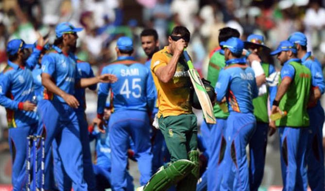 کریکت بازان افغان برای پیروزی در برابر بریتانیا توپ می‌زنند