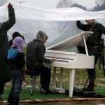 پیانونوازی زن پناهجوی سوری در میان گل و لای در یونان