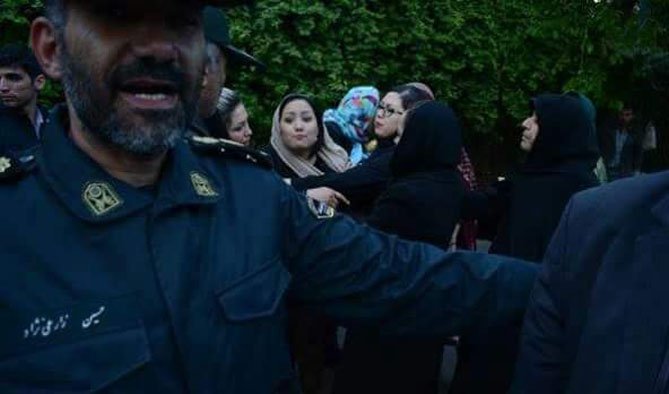 پولیس ایران از شمع افروزی برای ستایش قریشی جلوگیری کرد