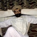 نوراحمد هراتی با سبیل‌هایش به مبارزۀ جهان می‌رود