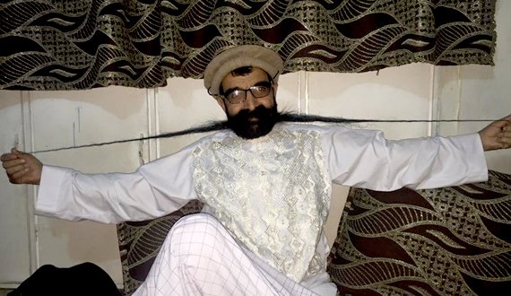نوراحمد هراتی با سبیل‌هایش به مبارزۀ جهان می‌رود