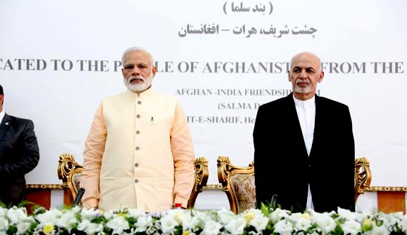 غنی، مدال افتخار غازی امان‌الله خان را به مودی اهدا کرد