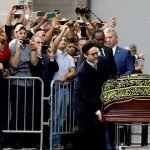 پیکر “محمدعلی کلی” در حضور ۱۶ هزار نفر به خاک سپرده شد