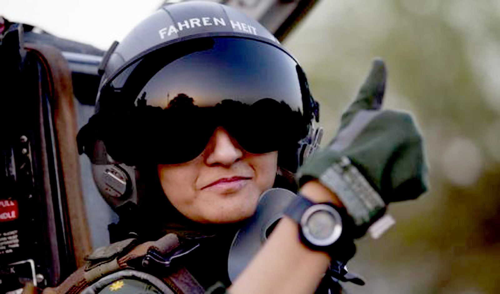 واکنش‌های گوناگون در پیوند به درخواست پناهندگی نخستین خلبان افغان