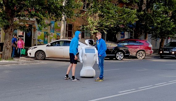 روبات روسی، دل به خیابان زد