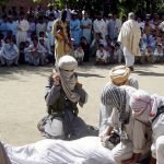 طالبان، یک زن ومرد را علنی شکنجه کردند