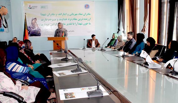 برگزاری محفلی به مناسبت روز مادر در هرات