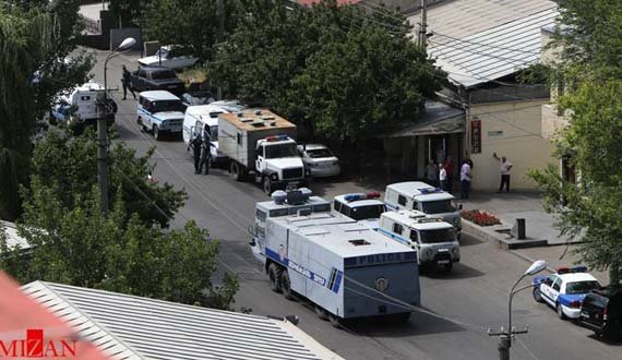 افراد مسلح مرکز فرماندهی ایروان را به تصرف خود درآوردند