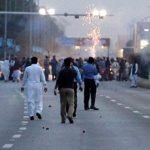 در پی حمله مردم کراچی به یکی تلویزیون خصوصی یک نفر کشته شد