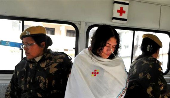 بانوی آهنین هند از اعتصاب دست می‌کشد