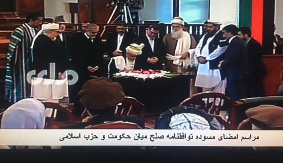 غنی پس از حکمتیار موافقتنامه صلح را امضا کرد