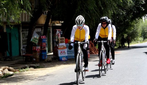 رقابت بایسکل رانی دختران به مناسبت استقلال کشور برگزار شد