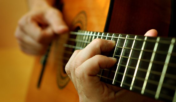 آموزش گیتار برای دختران در پایتخت