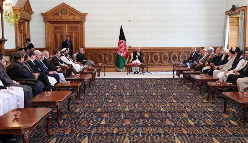 رییس جمهور در دیدار با شماری از بزرگان کشور بر حفظ وحدت ملی تاکید کرد