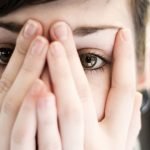 چگونه با کمرویی مبارزه کنیم؟