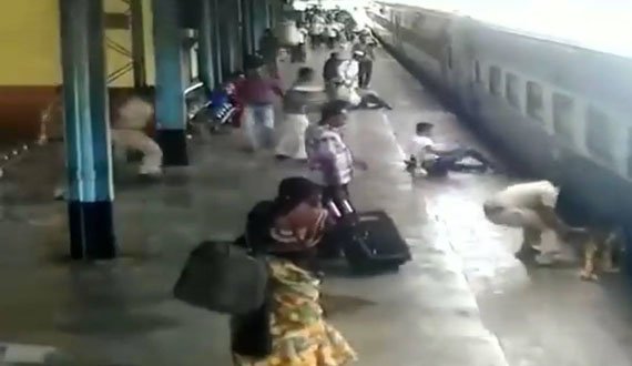 کشته شدن ۶۳ تن پس از خارج شدن یک قطار از خط آهن در شمال هند