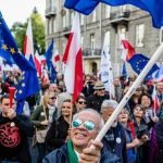 تظاهرات اعتراضی در مراسم بزرگداشت از قربانیان استقرار حکومت نظامی در لهستان