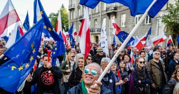 تظاهرات اعتراضی در مراسم بزرگداشت از قربانیان استقرار حکومت نظامی در لهستان