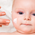 چگونه از پوست کودک خود در زمستان مراقبت کنیم؟