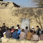 دانش‌آموزان غوری در فضای آزاد به آموزش می‌پردازند