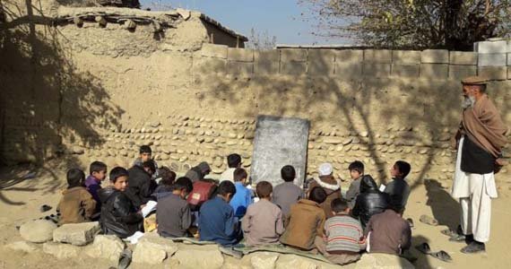 دانش‌آموزان غوری در فضای آزاد به آموزش می‌پردازند