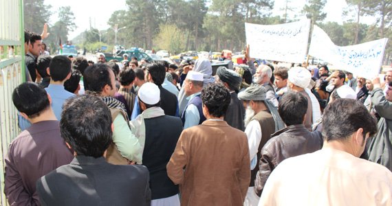 اعتراض‌کنندگان: شهرداری هرات نباید دکان‌های ما را تخریب نماید