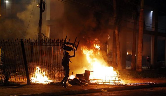 معترضان خشمگین ساختمان مجلس پاراگوئه را به آتش کشیدند