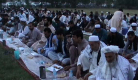 استقبال از رمضان با برگزاری مراسم افطاری برای روزه‌داران در فراه
