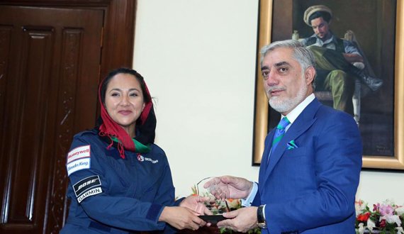 رهبران حکومت از کارکرد خلبان زن استقبال کردند