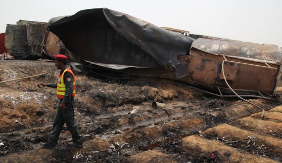 قربانیان رویداد انفجار تانکر در پاکستان به ۱۸۵ نفر رسید