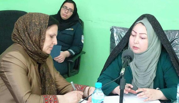 مشاور بانوی نخست افغانستان با زنان پولیس هرات دیدار نمود