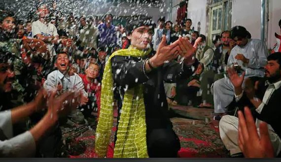 هنرمند مزاری در تلاش مبارزه با بچه بازی