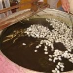 مسئولان: برای بیش از ۷۵۰ تن از زنان هرات جعبه های پیله وری توزیع شده است