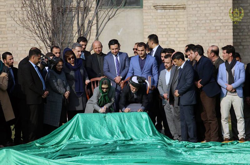 پرچمی با امضای ۱ میلیون هراتی به وزارت اطلاعات و فرهنگ کشور اهدا شد