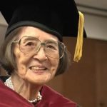 زن ۸۸ ساله موفق به اخذ مدرک دکترا شد