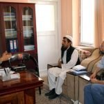  صلیب سرخ به آوارگان و مجروحین جنگی در فراه  کمک میکند