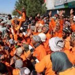 کارمندان بخش تنظیف شهرداری هرات در برابر این اداره دست به اعتراض زدند