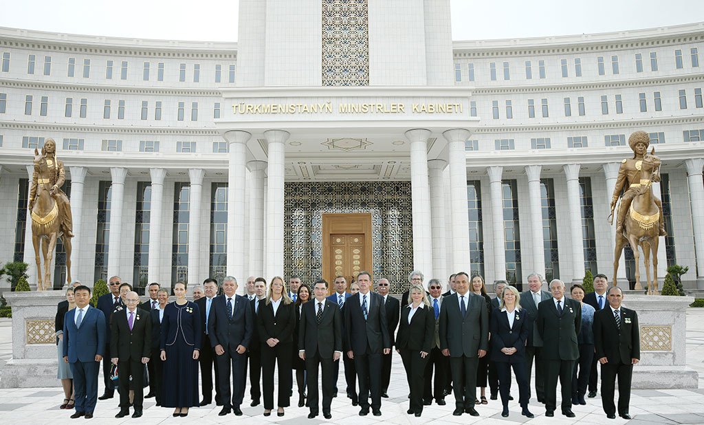 نهمین مجلس نوبتی انجمن بین المللی “اسب  آخال تکه” در شهر عشق آباد برگزار شد