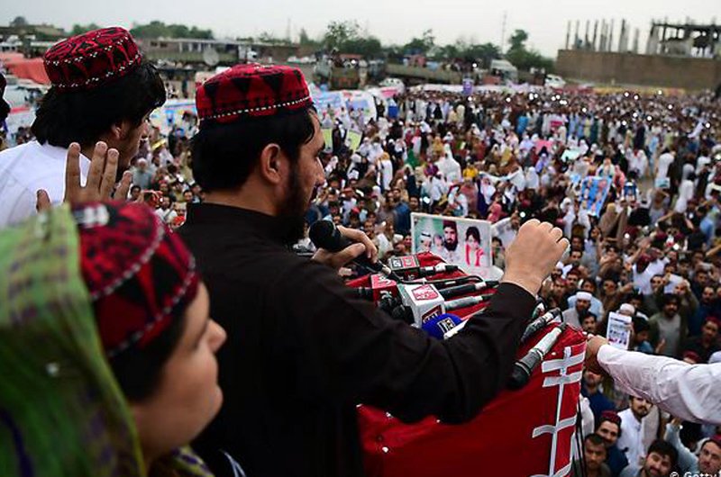 حکومت پاکستان به سرکوب جنبش پشتون‌ها متهم شده است