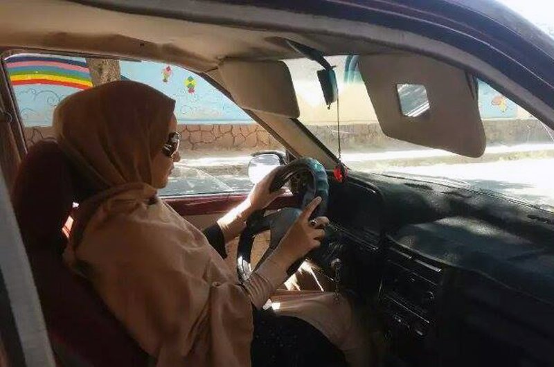 برای رانندگان زن در هرات هنوز هم بستر مناسبی فراهم نشده است