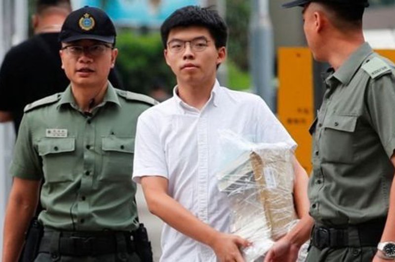 یک فعال دانشجویی شناخته شده خواستار استعفای رهبر هنگ کنگ شد