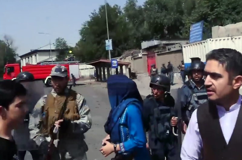 دو سرباز پولیس به اتهام ضرب و شتم خبرنگاران بازداشت شدند