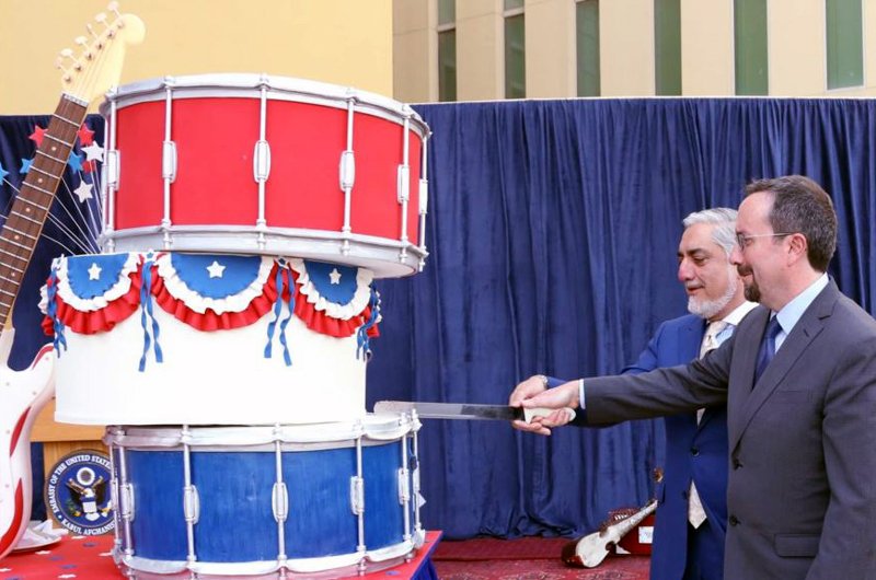 سفیر آمریکا در افغانستان خطاب به افغان‌ها: برای صلح آماده شوید