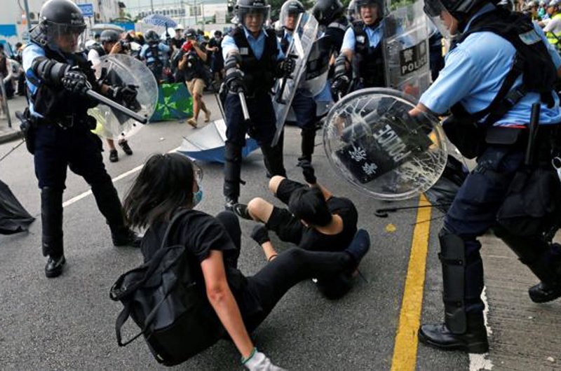 به خشونت کشیده شدن تظاهرات معترضان در سالگرد الحاق هنگ کنگ به چین