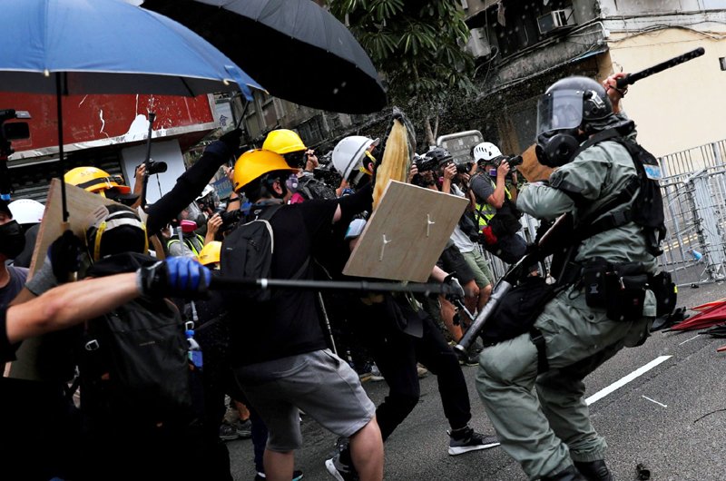 تداوم اعتراضات در هنگ کنگ، پولیس از گاز اشک‌آور استفاده کرد